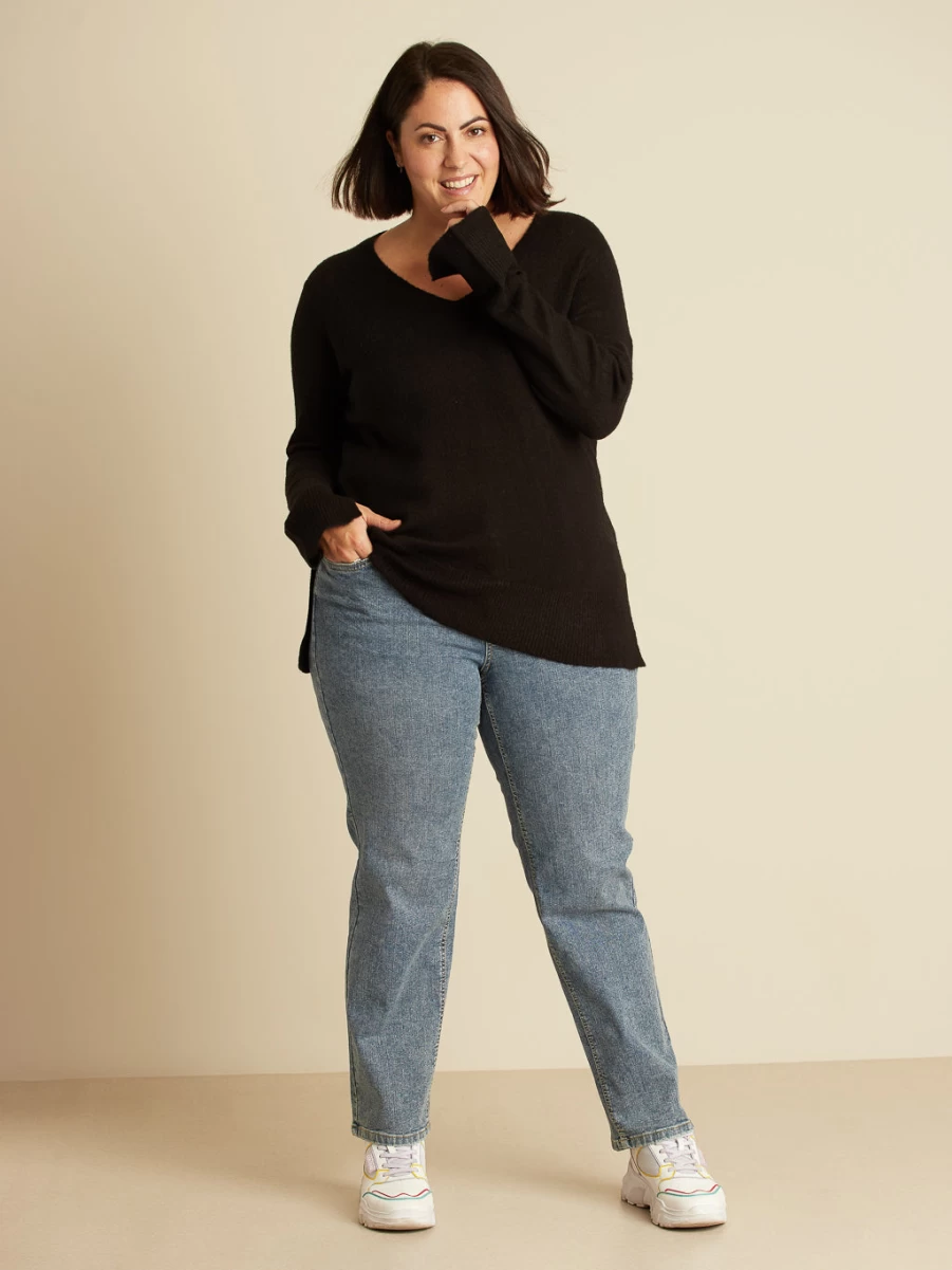 Innée Women's Straight Leg Semi-Fitted Jeans - High-Quality Denim Pants for a Sleek Look