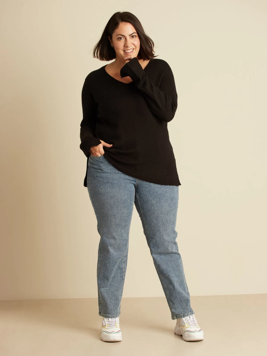 Innée Women's Straight Leg Semi-Fitted Jeans - Classic Comfort & Style