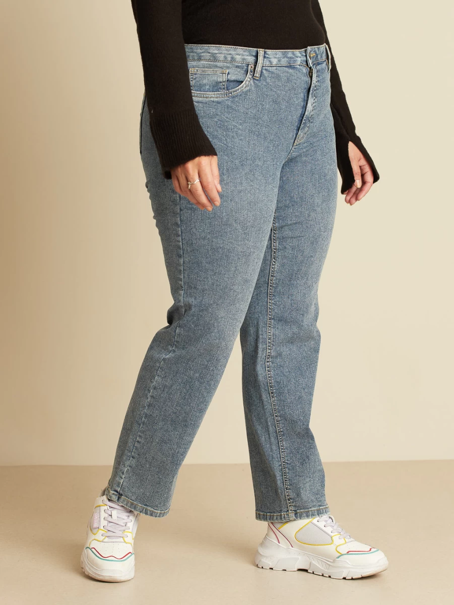 Innée Women's Straight Leg Semi-Fitted Jeans - Classic Comfort & Style
