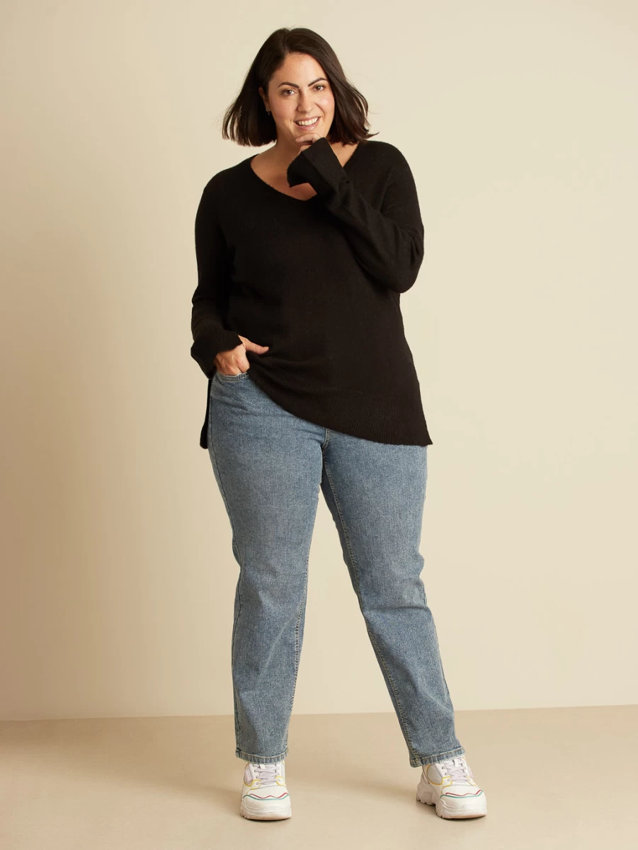 Innée Women's Straight Leg Semi-Fitted Jeans - High-Quality Denim Pants for a Sleek Look
